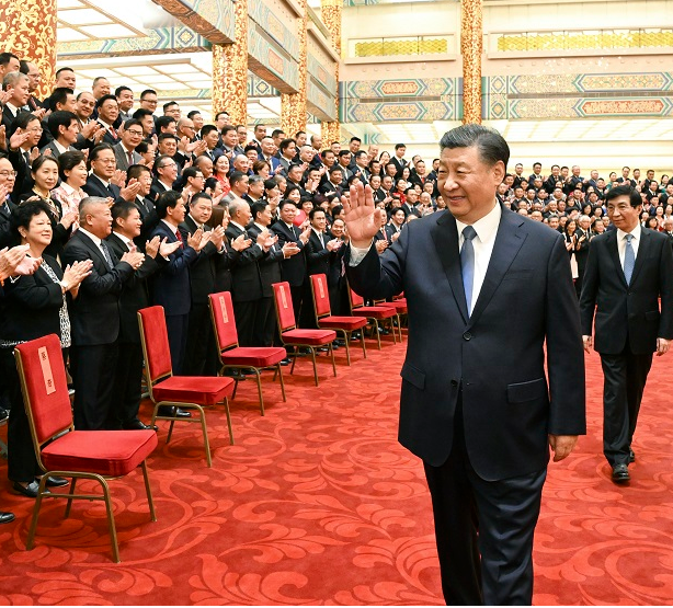 习近平会见第十届世界华侨华人社团联谊大会代表