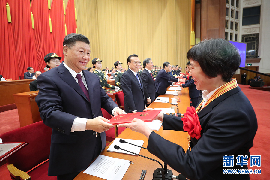 全国抗击新冠肺炎疫情表彰大会在京隆重举行  习近平向国家勋章和国家荣誉称号获得者颁授勋章奖章并发表重要讲话(图15)