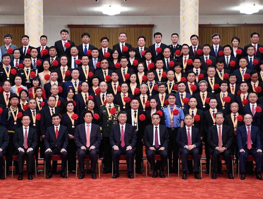 庆祝中国共产党成立100周年“七一勋章”颁授仪式在京隆重举行(图7)