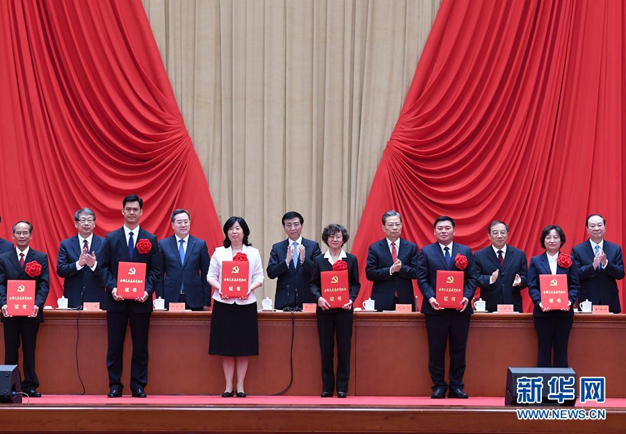 庆祝中国共产党成立100周年“七一勋章”颁授仪式在京隆重举行(图10)