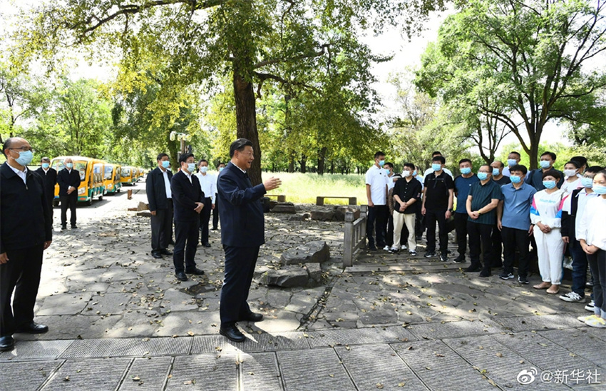 习近平在承德市考察调研(图2)