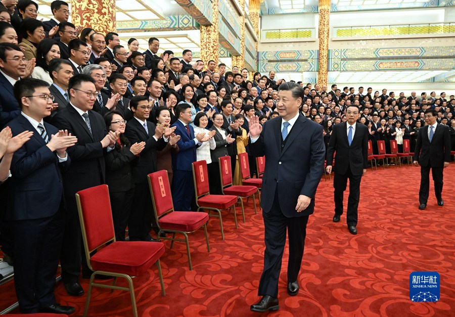 习近平会见中华全国新闻工作者协会第十届理事会第一次会议暨中国新闻奖颁奖会代表 李克强王沪宁参加会见(图1)