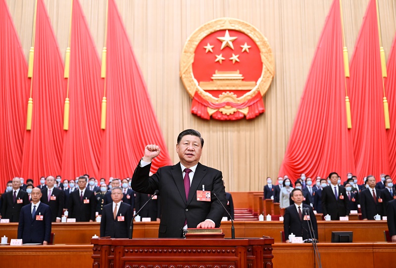 新当选的国家主席、中央军委主席习近平进行宪法宣誓(图1)